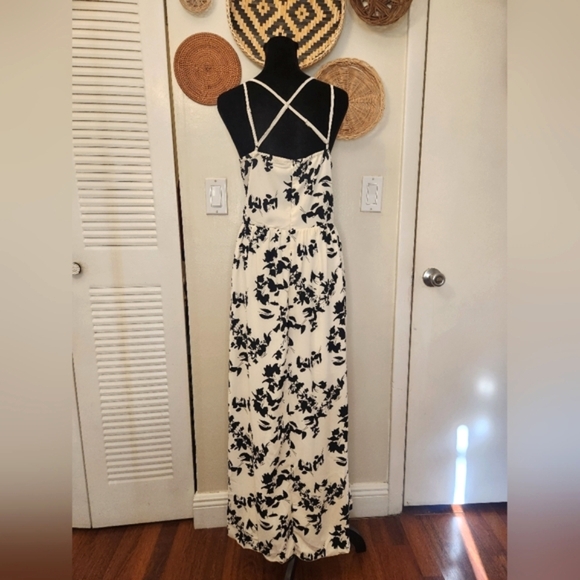 LAST ONE! Black And White Sleeveless Maxi Dress With Cutout - Picture 8 of 11